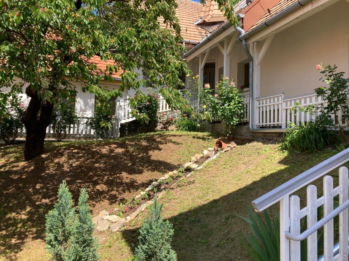 Fogado A Ket Toelgyfahoz Bed & Breakfast Sumeg Exterior photo