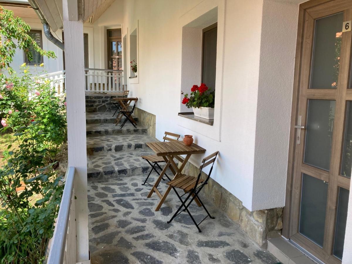 Fogado A Ket Toelgyfahoz Bed & Breakfast Sumeg Exterior photo