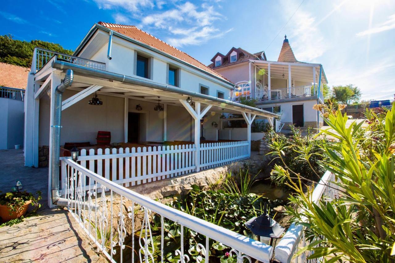 Fogado A Ket Toelgyfahoz Bed & Breakfast Sumeg Exterior photo