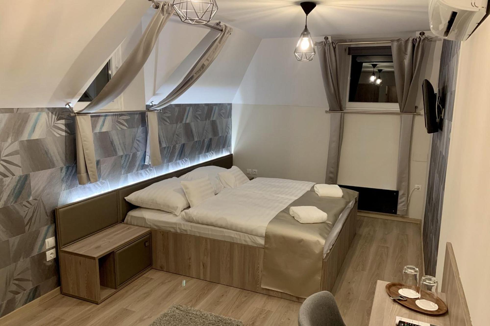 Fogado A Ket Toelgyfahoz Bed & Breakfast Sumeg Exterior photo